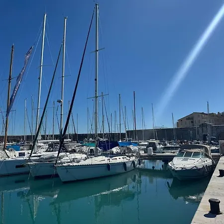 Place Malespine Proche Port Vauban Antibes